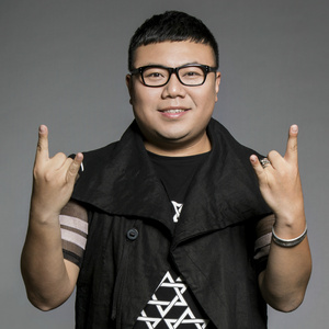 老妇擦她的老荫户
